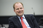 zum herunterladen rechte Maustaste klicken und "Bild speichern unter..." wählen