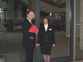 Christian Lange mit Saaldienerin